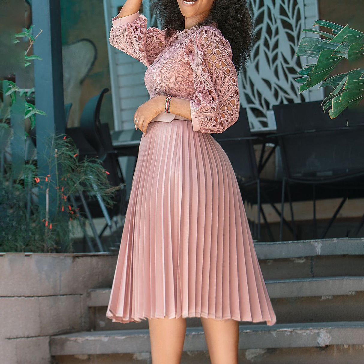 Vestido Midi Plissado e Mangas de Renda Toda Musa